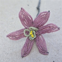 glasperleblomst-lilla-seksbladet-grå-gul-midte-gammel-fransk-håndarbejde